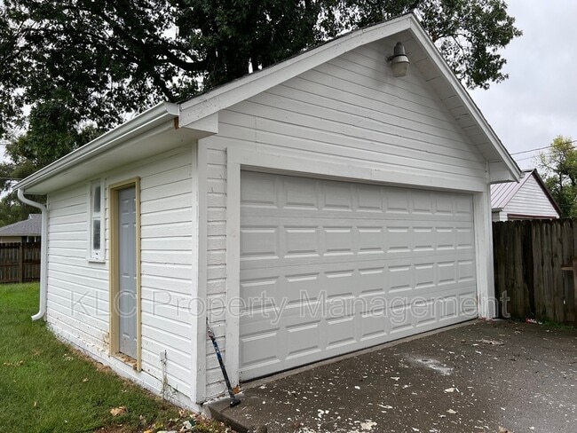 Building Photo - 3116 E 7th St