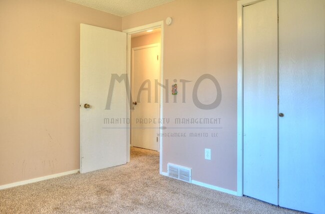 Building Photo - **COMING SOON** Clean & Spacious Spokane Valley Duplex