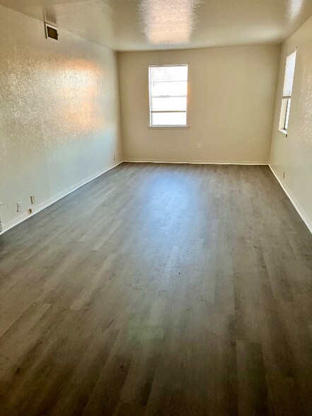 Primary Photo - 414 E Avenue A