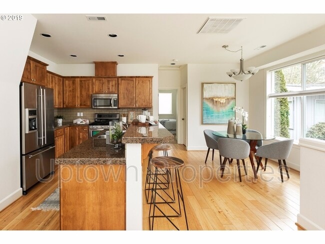 Building Photo - 1916 SW Idaho St