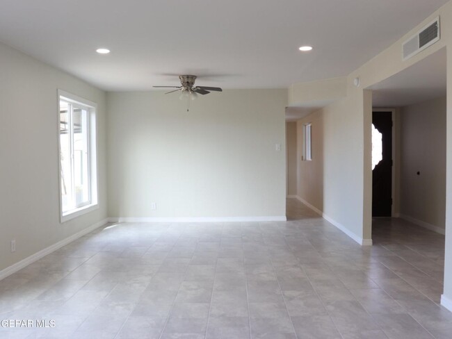 Building Photo - Beautiful 3 bed/2 baths and more for RENT