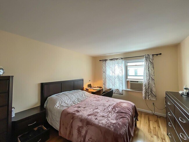 Building Photo - 310 70th St