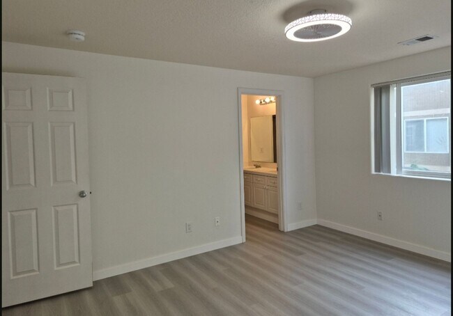 Building Photo - 3 bedroom - Move In Ready !!