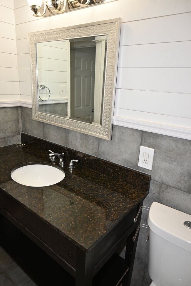 Building Photo - 2031 Wellborn Dr