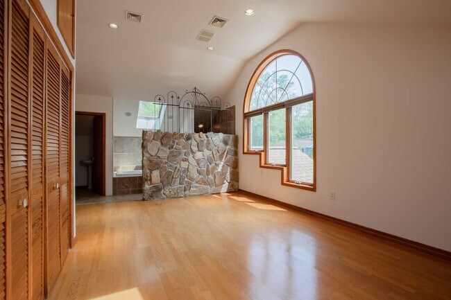 Building Photo - 74 Clinton Pl