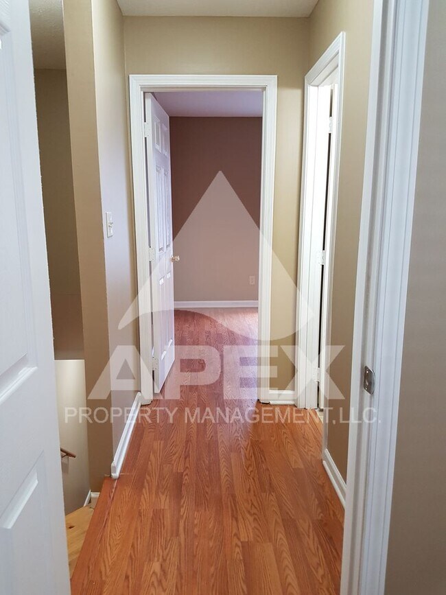 Building Photo - MOVE-IN SPECIAL, $1 RENT!! - Nice 2 Bd | 1.5 Ba Townhouse in West Knox Condo Community!