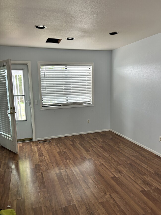 Building Photo - 3500 Rolling Green Dr