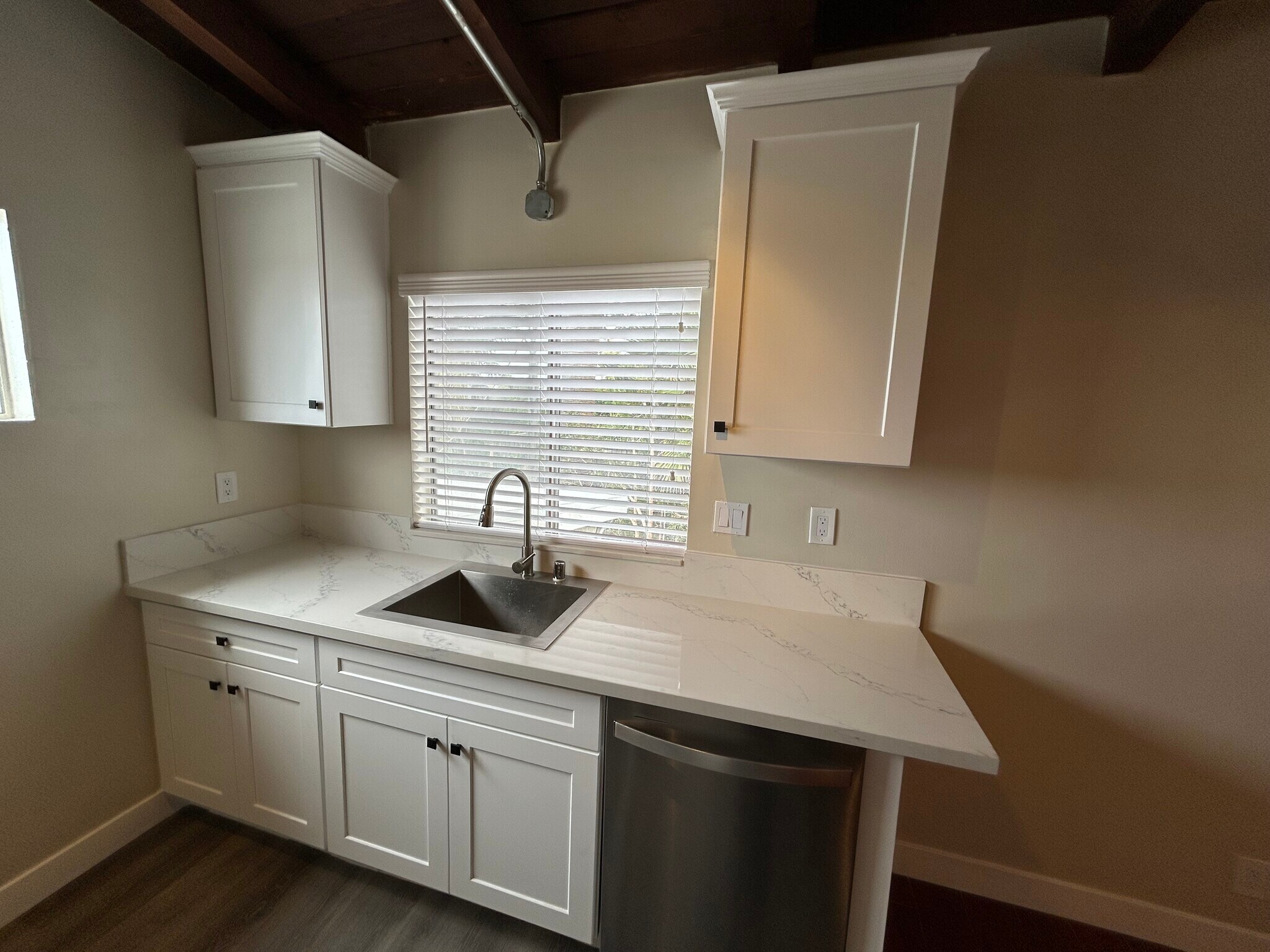 Kitchen - 2450 Beverley Ave