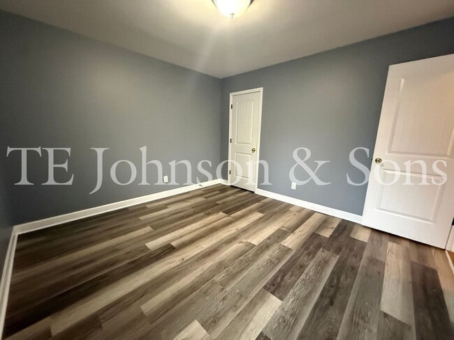 Building Photo - Charming 3 Bedroom Home with Modern Finishes on Dellwood