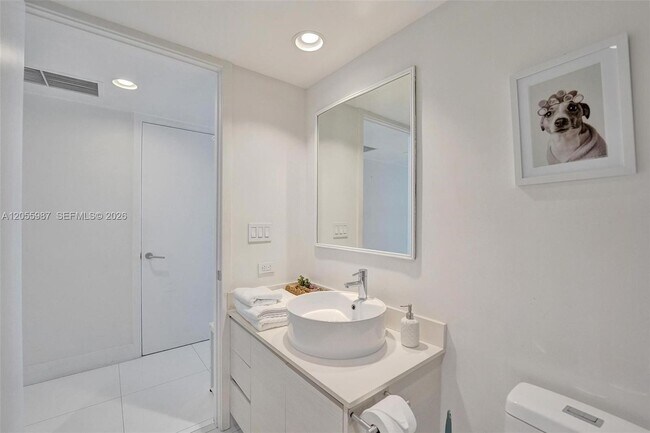 Building Photo - 2600 E Hallandale Beach Blvd