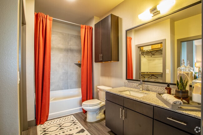 2BR, 2BA - 1,212SF - Oro Stone Oak