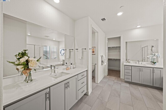 Building Photo - 318 Paradiso Ct