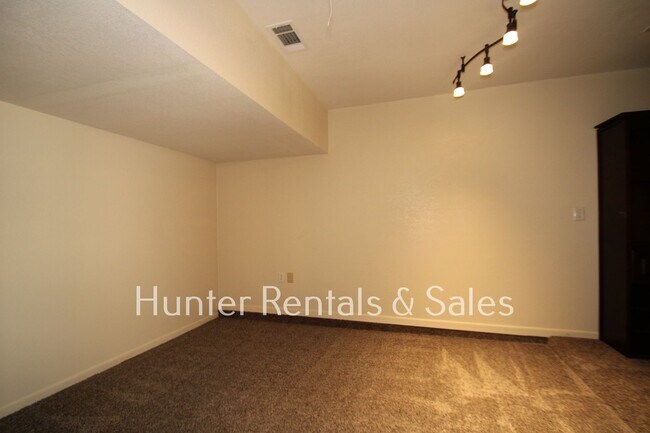 Building Photo - Mountain of Amenities!