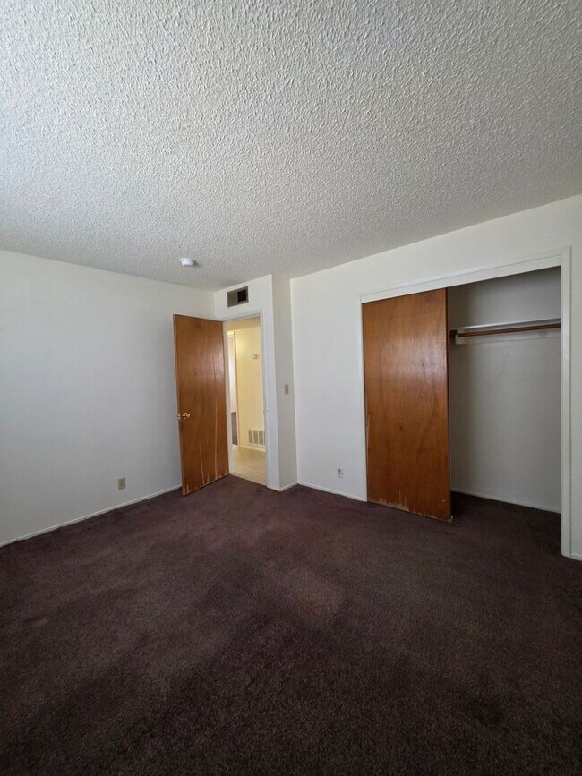Building Photo - Spacious Home!!