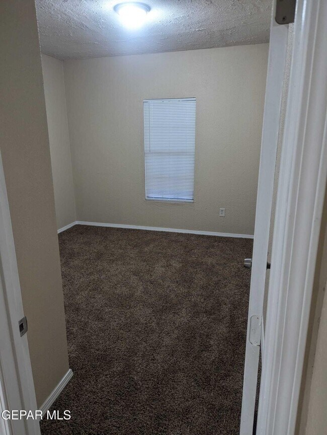 Building Photo - 14633 Valentin Dr