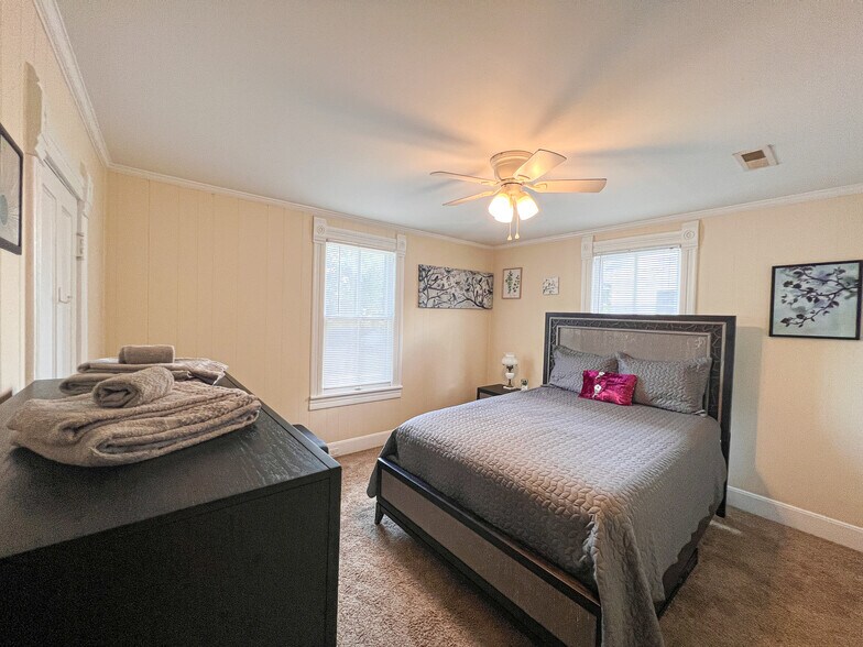 Middle Bedroom - 200 S Elliott St