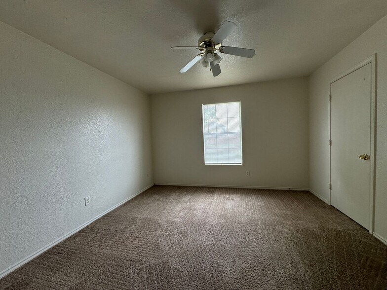 Building Photo - 4207 Deek Dr