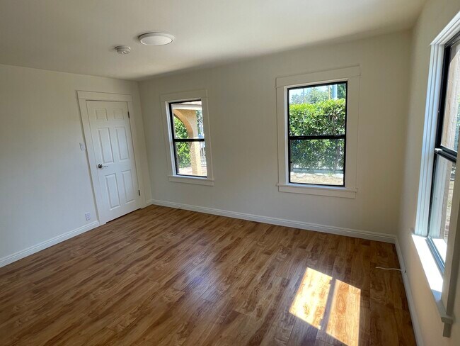 Building Photo - 13990 Vanowen St