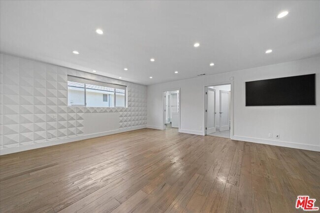 Building Photo - 1455 S Castello Ave