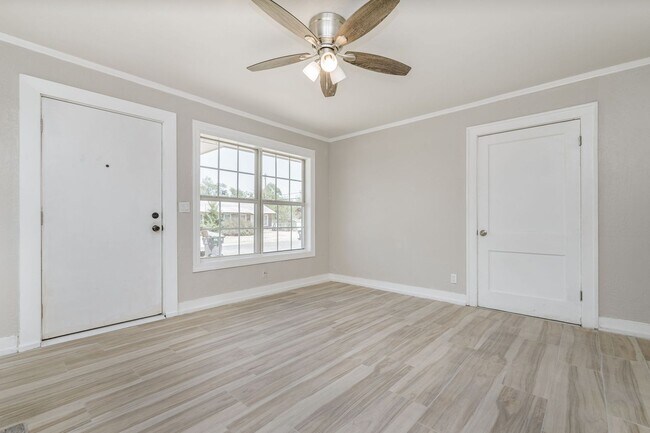 Building Photo - 4215 SW 11th Ave