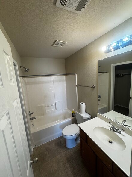 Building Photo - 380 Woodgrove Dr