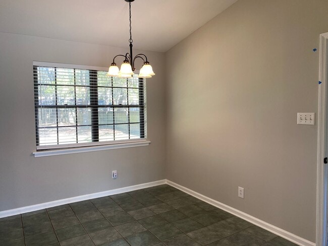 Building Photo - 4 bedroom 2 bath in Village Green
