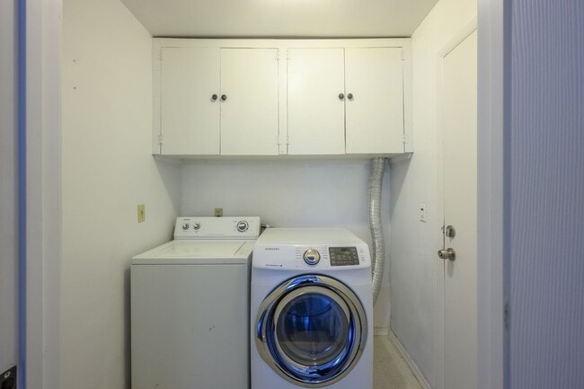 Building Photo - Move-In Special: 1 Month Free | Spacious 4-Bedroom Contemporary Home with 1-Bedroom ADU