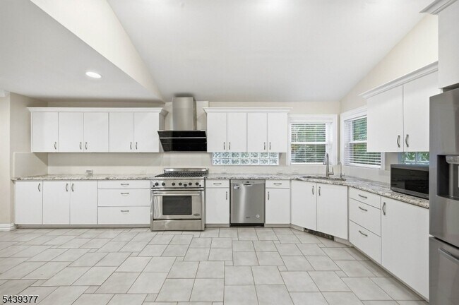 Building Photo - 47 Crossbrook Rd