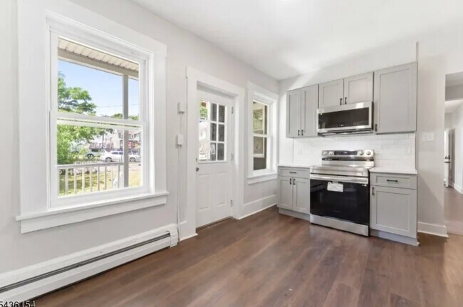 Building Photo - 60 Brainard St