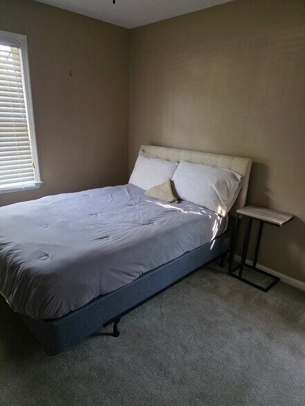 Building Photo - 105 Castle Manor Ct