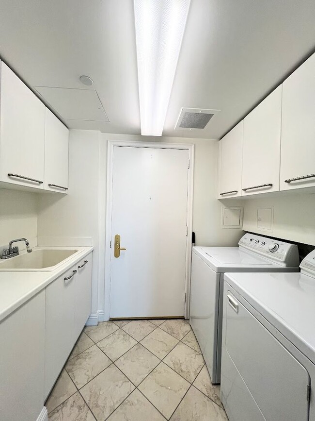 Building Photo - Turnberry Towers - 2 Bedroom 2 bath over 2...