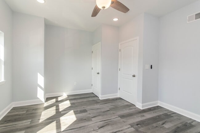 Building Photo - Recently renovated home in South West Phil...