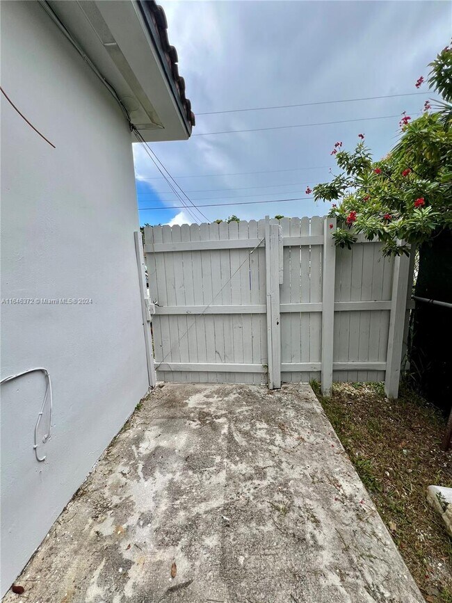 Building Photo - 225 SW 51st Ave