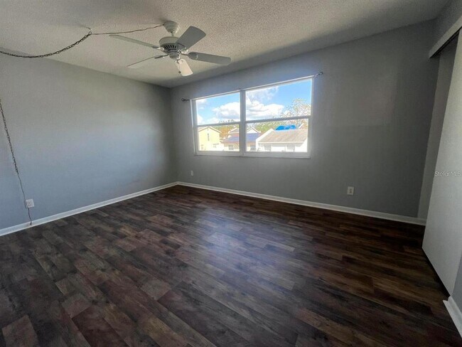 Building Photo - 2072 Los Lomas Dr