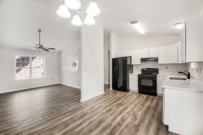 Building Photo - AVAILABLE NOW-3 Bedroom Split foyer in Stafford