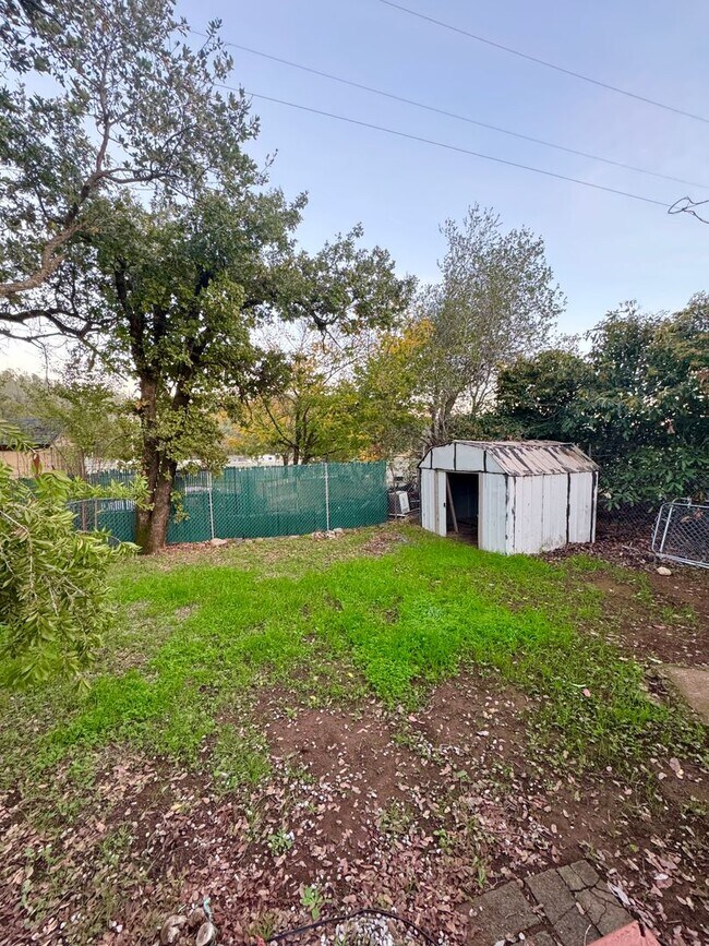 Building Photo - Tranquil Horizons: Just a Short Drive to Town