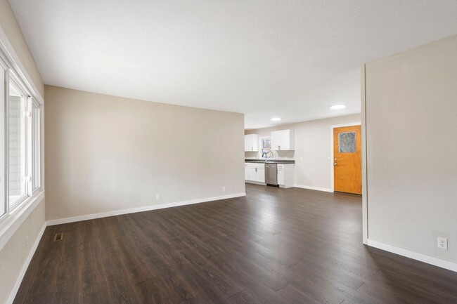 Building Photo - Fully Remodeled 3 bedroom | 1 bathroom | 1...