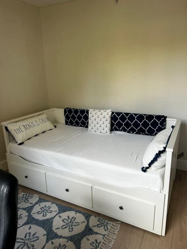 Building Photo - 520 SE 5 Ave