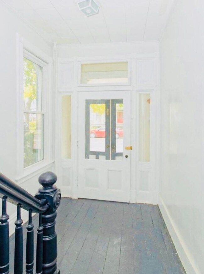 Building Photo - 807 3rd Ave