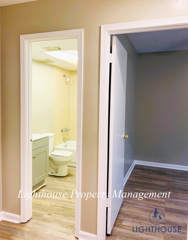 Building Photo - Renovated 2 Bed/2 Bath Single Story Townho...