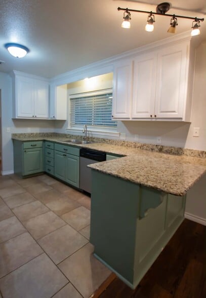 Building Photo - 2110 Inwood Cir