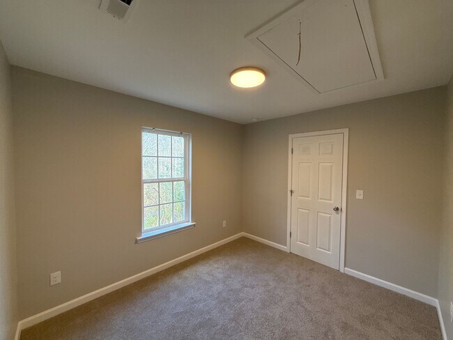 Building Photo - 1802 Sloan Dr