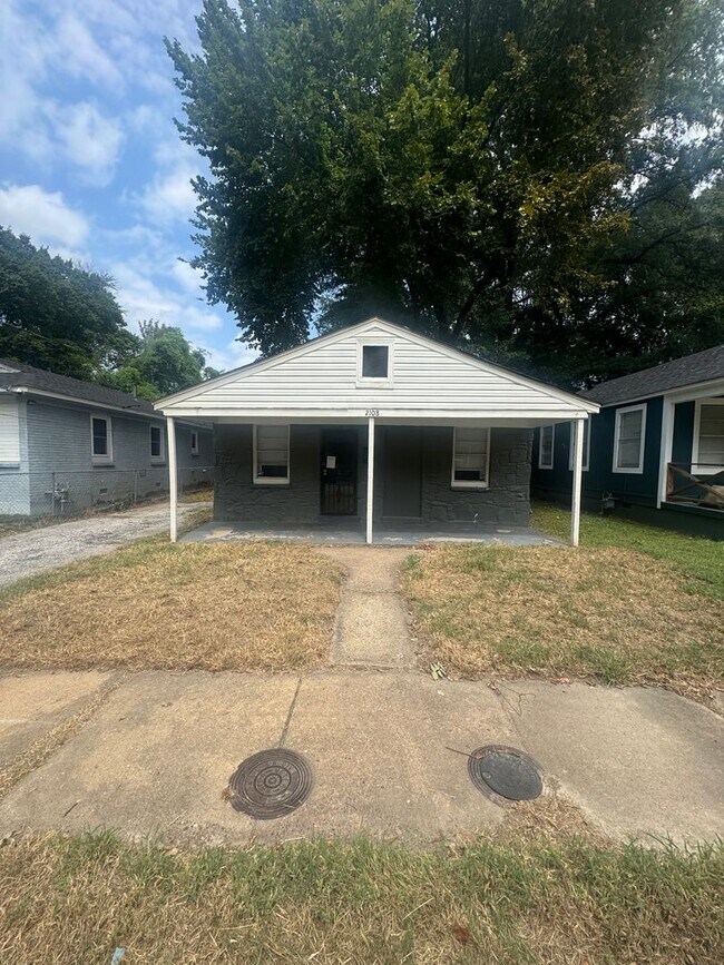 Building Photo - 2108 Curry Ave