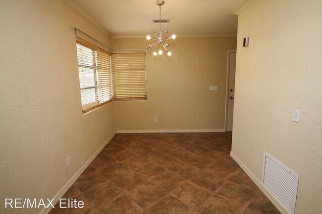 Building Photo - 3 br, 2 bath House - 2108 Oak St