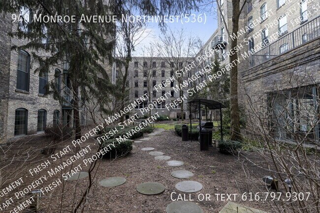 Building Photo - 940 Monroe Ave NW