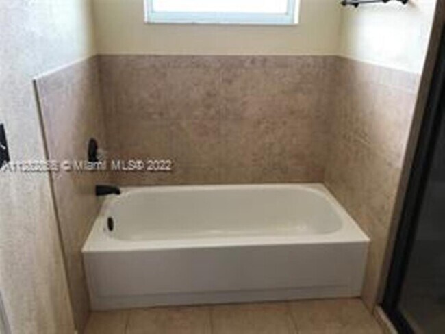 Building Photo - 527 SE Cliff Rd