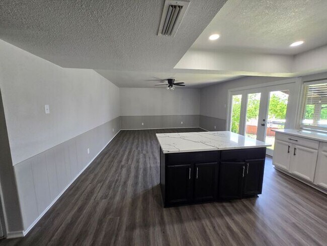 Building Photo - Hilltop 3 Bedroom, 2 Bath, 2 Car Garage Pr...