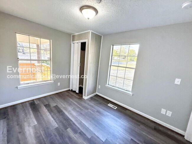 Building Photo - Limited Time Special Offer - Split your security deposit payment. 3 Bed/1 Bath Home with Fenced Y...