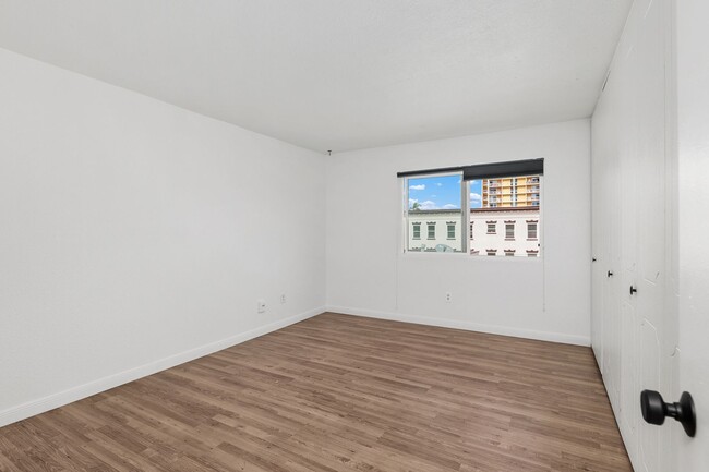 Building Photo - Beautiful & Spacious 1BD/1BA Condo - Walk ...