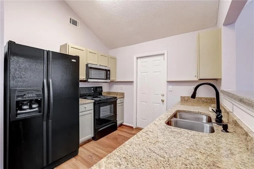 Building Photo - Room in House on Cypress Pointe Dr
